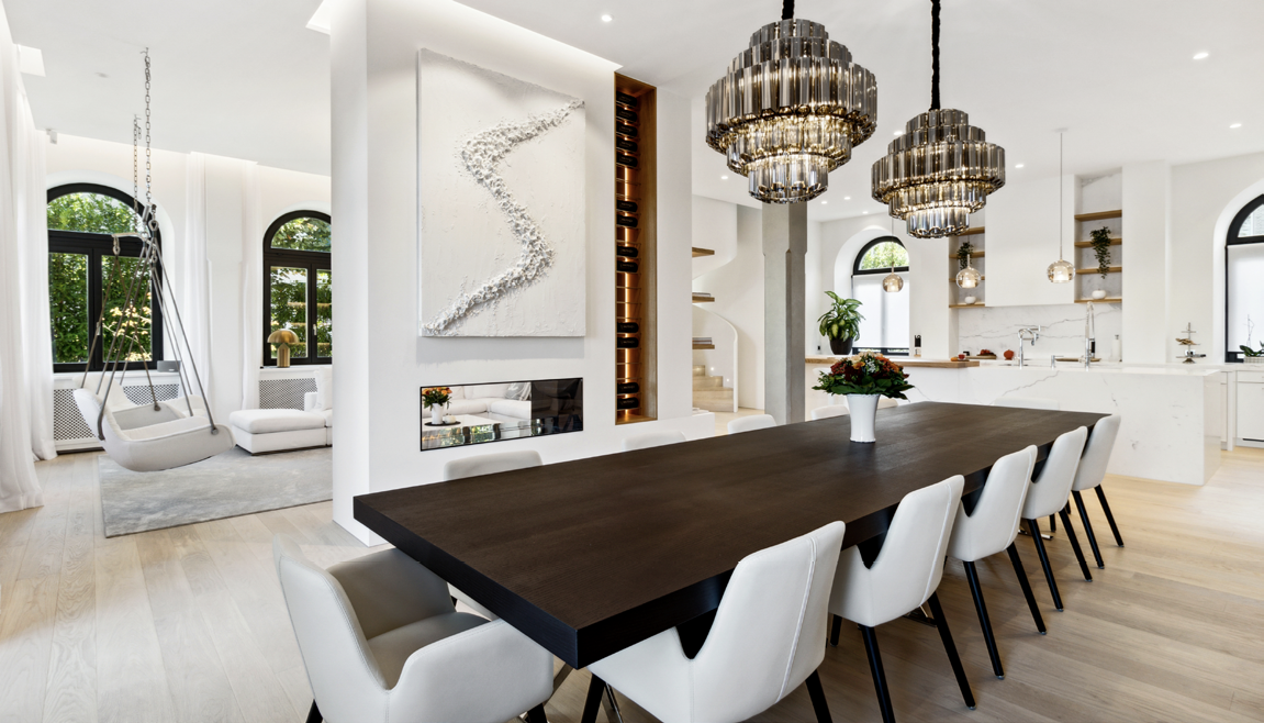 The long dining table beneath crystal chandeliers